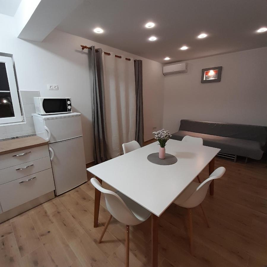 Apartments Filipovic Биоград на Мору Екстериор снимка